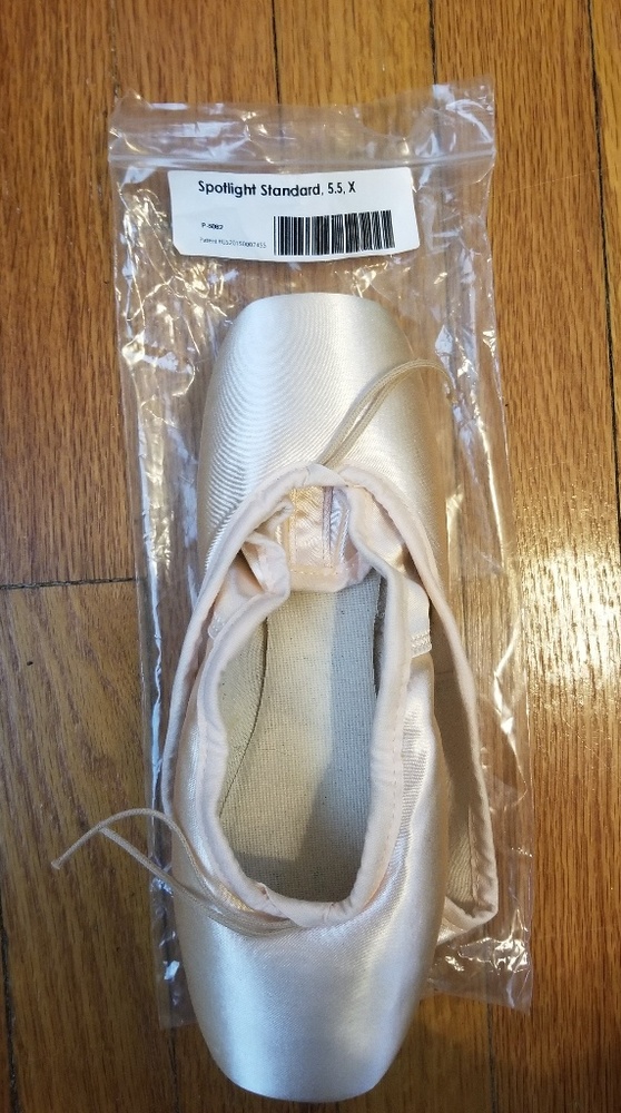 Suffolk Pointe Shoes, size 5.5 X, Spotlights